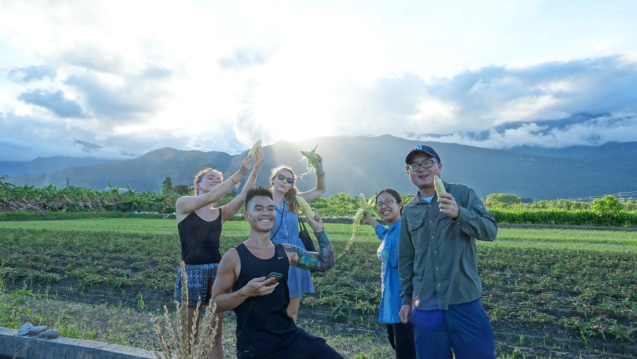 World Inn 窩二樓小客棧民宿 Città di Hualien Esterno foto