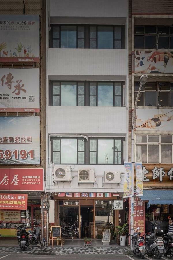 World Inn 窩二樓小客棧民宿 Città di Hualien Esterno foto